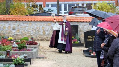 Bild: bjo
Pfarrer Werner Sulzer segnet die Gräber auf dem Schmidmühlener Friedhof.