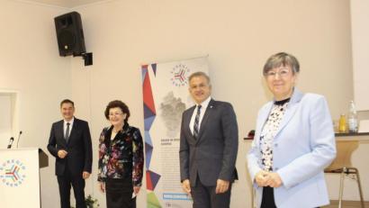 Bild: fphs
Wechsel an der Spitze der Euregio Egrensis (von links): der neue Vorsitzende Landrat Peter Berek, seine Vorgängerin Birgit Seelbinder, der neue stellvertretende Präsident Roland Grillmeier und Regierungspräsidentin Heidrun Piwernetz.