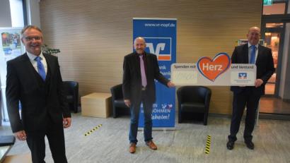 Bild: jr
Stellvertretender Regionalmarktleiter Harald Zottmeier (links) und Geschäftsstellenleiter Dieter Ernstberger (rechts) überreichten stellvertretend für die 22 Mitterteicher Vereine und Einrichtungen einen Scheck in Höhe von 10.500 Euro an Stadtverbandsvorsitzenden Peter Haibach.