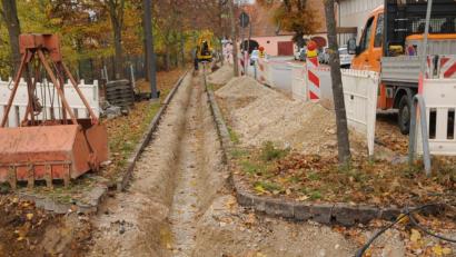 Bild: Joachim Gebhardt
In der Bahnhofstraße verläuft zwischen Gleis und Fahrbahn jetzt die neue Trasse für die Stromleitung.