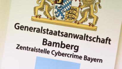 Bild: dpa
Die Zentralstelle Cybercrime Bayern in Bamberg koordinierte die Ermittlungen gegen einen jungen Mann aus Steinberg am See, der im Darknet unter anderem kinderpornografische Bilder und Videos vertrieben haben soll - unter anderem als Moderator und Administrator einschlägiger perverser Netzplattformen.