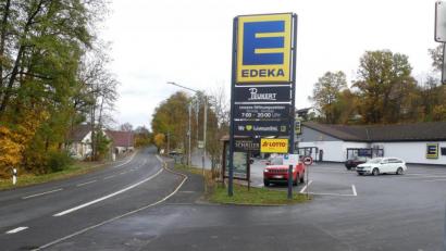 Bild: rn
Mancher Fußgänger hat's nicht leicht, die NEW 1 vom Fußweg aus Richtung Stadt aus zu queren. Mehrfach wird deshalb ein Fußgängerüberweg (Zebrastreifen) vom Fußweg aus Richtung Stadt (links) zum Edekamarkt gewünscht. Da dieser Bereich weit vor dem Ortsschild liegt, hatte ein Markierungsstreifen bisher keinen Erfolg.