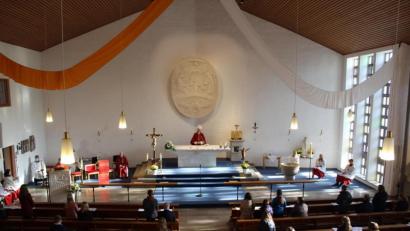 Bild: Pfarrgemeinderat Altfalter/exb
Weit verteilt saßen die Firmlinge in der Kirche in Altfalter, als ihnen Weihbischof Josef Graf die Erneuerung des Glaubensbekenntnisses abnahm.