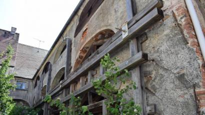 Bild: szl
Die Arkaden an der Bahnhofsstraße werden von der Stadt saniert. Sie will den Bestand des historischen Gebäudes sichern.