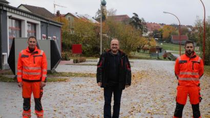 Bild: Josef Glas
Erster Bürgermeister Ludwig Gürtler (Mitte) begrüßt Jürgen Schönberger (links) und Christian Höger im Bauhofteam.