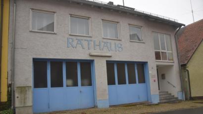 Bild: fz
Vormittag geschlossen und Nachmittag zu. Das Rathaus wird wohl nicht mehr öffnen.