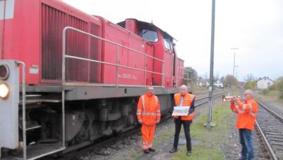 Bild: fg
Feierabend für Herbert Rauch: Claus Barth, der Leiter des Güterverkehrs der DB Nordostbayern, verabschiedet ihn zusammen mit Trompeter Franz Enderer nach seiner letzten Fahrt am Hirschauer Bahnhof.