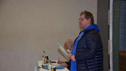 Bild: fla
EDV-Sachbearbeiter Thomas Giehl (Landratsamt Neustadt/WN) stellt in der letzten Marktratssitzung die neue "Bayern-Box" vor.