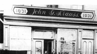 Repro: hev
Die Familie von John und Carolina Kraus vor ihrem Schneidergeschäft in Milwaukee: 1890 baute Kraus das Geschäft in eine Gaststätte um, die auch Buffalo Bill Cody mehrmals besucht haben soll.