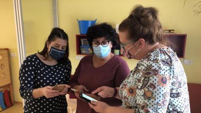 Bild: exb
Leitung Regina Schiffmann (Mitte) mit der Erzieherin Annalena Lacher (links) und der Kinderpflegerin Andrea Schneider (rechts) beim Testen der App.