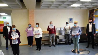 Bild: fz
Stellvertretend für die 33 geehrten Mitarbeiter stehen die 6, die seit über 45 Jahren in den Werkstätten des HPZ Dienst tun. Allen voran Monika Völkl (Vierte von links), die von Vorstandsvorsitzendem Christian Stadler (rechts) und Werkstattleiter Josef Albang (links) für 50 Jahre geehrt wurde.