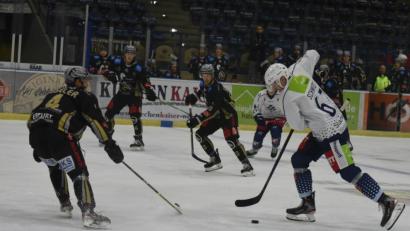 Archivbild: gb
Neuzugang Marius Schmidt (rechts) trug sich sowohl am Freitag beim 9:0 gegen die Black Dragons Erfurt (Szene) als auch am Sonntag beim 4:0 bei den Black Hawks Passau in die Torschützenliste ein.