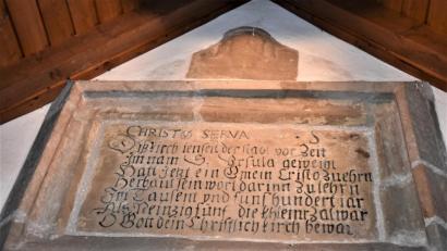 Bild: rgr
Der älteste Kultgegenstand Grafenwöhrs ist das Christushaupt über der Bauinschrift der Friedhofskirche.