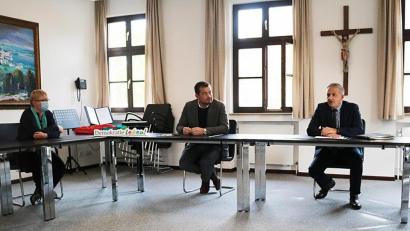 Bild: Stefan Malzer, Landratsamt Tirschenreuth/exb
Informationsrunde (von links) mit Frau Dr. Jennifer Scheffler von der Koordinierungs- u. Fachstelle für Demokratie leben!, MdB Uli Grötsch und Landrat Roland Grillmeier.