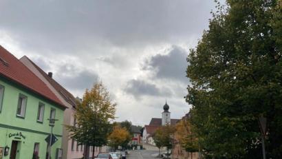 Bild: Stefanie Gradl
Einen Fußgängerüberweg am Marktplatz in Schlicht beantragt die Fraktion Freie Wähler-Arbeitnehmer-Eigenheimer, um eine Gefahrenstelle auf der stark frequentierten Straße zu entschärfen.