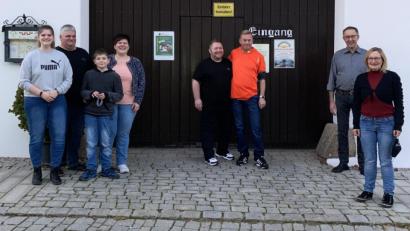 Bild: Ursula Stingl, Gäste-Information Bad Neualbenreuth/exb
Die Gastgeber Selina, Josef, Lukas und Nicole Rustler zusammen mit den treuen Gästen Henry Schubert und Jürgen Röhling sowie Alfons Schnurrer und Ursula Stingl.