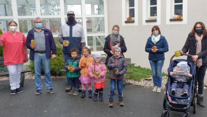 Bild: rha
Kinder der BRK-Kita Sorghof bringen selbstgebastelte Windlichter ins BRK-Seniorenheim Vilseck.