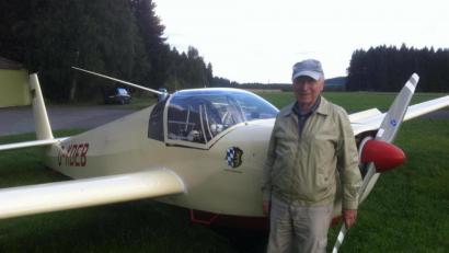 Archivbild: gdö
Theo Summer vor dem Motorsegler D-KDEB.