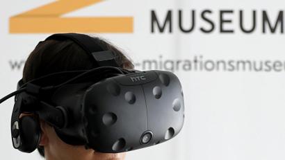 Bild: Oliver Berg/dpa
Mit so genannten Virtual-Reality-Brillen (Symbolbild) können Besucher des Stadtmuseums Amberg künftig in die Bauhaus-Welt eintauchen.