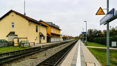 Bild: Hösamer
Vom Bahnhof Maxhütte-Haidhof (Bild) aus soll die Strecke nach Burglengenfeld reaktiviert werden. Eine wichtige Vorgabe kann erfüllt werden.