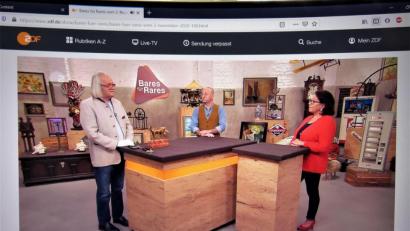 Screenshot: ZDF/Bares für Rares
Aufmerksam hörten sich Gudrun Brill und Moderator Horst Lichter die Expertise von Antiquitätenfachmann Albert Maier von rechts) an. Der Sachverständige erklärte das Bronzepferd für äußerst wertvoll und sehr selten. .