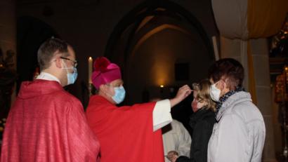 Bild: ads
Weihbischof Roland Batz (Mitte) aus dem Regensburger Domkapitel spendete im Beisein von Stadtpfarrer Thomas Helm (links) den jungen Menschen das Sakrament der Firmung.