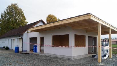 Bild: du
Die Mitglieder packen beim Bau der neuen Lagerhalle am Gelände der SpVgg Schirmitz kräftig mit an. Dennoch muss der Verein um die 55.000 Euro für die Finanzierung in die Hand nehmen.