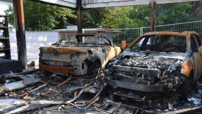 Archivbild: Thomas Kosarew
Auf dem Gelände an der Ecke Raigeringer-/Hans-Sachs-Straße ist bei dem Brand in der Nacht zum 1. April 2020 ein Schaden von weit mehr als einer halben Million Euro entstanden.