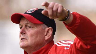 Bild: af
Roland Rittner gibt Kommandos: Der Trainer des Bezirksligisten SC Luhe-Wildenau macht sich in Pandemie-Zeiten Sorgen um den Amateurfußball.