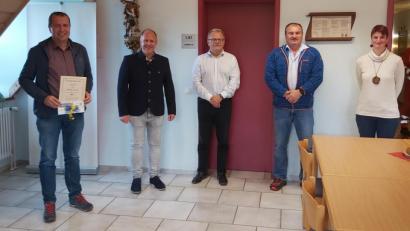 Bild: ads
Zum 25-jährigen Dienstjubiläum von Bauhofvorarbeiter Heiko Friedl hatte Bürgermeister Marcus Eichenmüller zu einer kleinen Feierstunde in Anwesenheit von Personalamtsleiter Dietmar Krisch, Bauhfoleiter Klaus Kittler, und Personalratsvoritzenden Laura Renda in das Rathaus geladen.