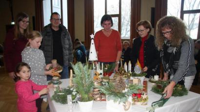Archivbild: wro
Der beliebte Adventsbasar des Frauen- und Müttervereins (hier ein Archivbild aus dem Vorjahr) lockte stets mit hübschen Dekorationsartikeln. Wegen der Corona-Pandemie kann er heuer aber nicht stattfinden.