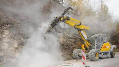 Bild: Joachim Gebhardt
Gewaltige Staubwolken gab es beim Bohren der Ankerlöcher durch den Spezialkran in der Straße Am Spittlberg zu bestaunen.