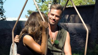 Bild: TVNOW
Hat die Frau der Rosen den Weidener verschaukelt? Daniel Bayer und die „Bachelorette“ kommen sich in Folge 4 zwar auf der Schaukel näher. Trotzdem steht der Weidener in der Entscheidungsnacht kurz vor dem Aus.