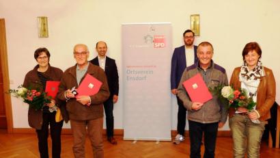 Bild: Werner Scharl/exb
Der SPD-Ortsverein Ensdorf verabschiedet zwei langjährige Gemeinderäte (von links): Sigrid und, Gust Berschneider, Bürgermeister Hans Ram, Zweiter Vorsitzender Bastian Bartmann sowie Werner und Sieglinde Scharl.