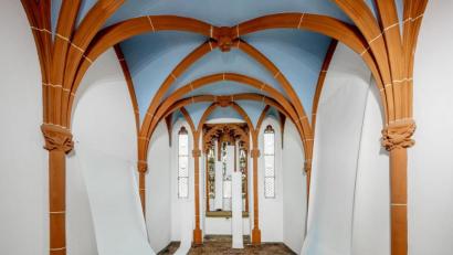 Bild: Marcus Rebmann/exb
Ein Kunstwerk von Erika Wakayama, die als Künstlerin der Metropolregion ausgezeichnet wurde, ziert die Kapelle des Luftmuseums.