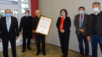 Bild: Daniela Donhauser/exb
Übergabe der Verleihungsurkunde im kleinen Kreis (von links): Bürgermeister Anton Peter, Pfarrer Klaus Haußmann, der neue Ehrenbürger Ammerthals, Pfarrer i. R. Alois Albersdörfer, HKV-Vorsitzende Doris Weiß, Caritas-Vorsitzender Günther Koller und Zweiter Bürgermeister Georg Paulus.