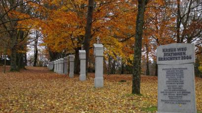 Bild: mmj
Die Kreuzwegstationen und die Kreuzigungsgruppe am Kalvarienberg wurden von freiwilligen Helfern renoviert.