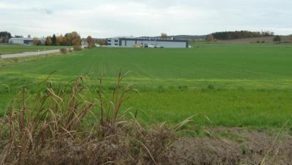 Bild: Wilhelm Amann
Auf diesem Grundstück möchte sich die Firma FEE ansiedeln. Das Areal liegt an der Siemensstraße (links), in direkter Nachbarschaft zu Absolute Vegan Empire (AVE, hinten Mitte).