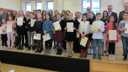 Bild: aks
Die Anfang 2020 gekürten Preisträger des 57. Regionalentscheids Oberpfalz Mitte/Nord im Wettbewerb "Jugend musiziert" mit Landrat Richard Reisinger, Bürgermeister Michael Göth, Regionalausschuss-Mitglied Hans-Jürgen Reitzenstein (hinten, von rechts) und Regionalausschussvorsitzendem Steffen Weber (hinten links).