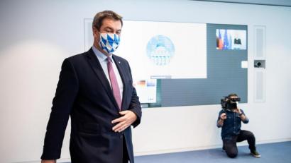 Bild: Matthias Balk
Ministerpräsident Markus Söder (CSU) kommt im Anschluss an eine Video-Schalte in der Staatskanzlei zu einer Video-Pressekonferenz. An der Videoschalte haben Ministerpräsident Söder, Europaminister Florian Herrmann und der tschechische Premierminister Babiš teilgenommen.