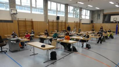 Bild: rn
Die Schüler der M 10 sehen im "Klassenzimmer Turnhalle" keine Nachteile. Sie halten mehr Platz und eigenen Tisch als "viel besser", bezeichnen die Verständigung jedoch als "nicht immer optimal".