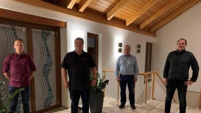 Bild: Thomas Rambach/exb
Verbandsvorsitzender ist weiterhin Bürgermeister Christian Ziegler (Zweiter von links), sein Stellvertreter der Schmidgadener Amtskollege Josef Deichl (Dritter von links). Weiterhin gehören der Verbandsversammlung Martin Bauer (links) und Sebastian Kemptner (rechts) an.