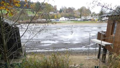 Bild: rn
Vom Campingplatz Götz aus quert ein Abwasserkanal den Rußweiher zu einem kleinen Hebewerk an der Straße nach Schlammersdorf. Nach den Baggerarbeiten. war der dafür angelegte befestigte Fahrstreifen nicht mehr vollständig zurückgebaut worden und wirkt nun als Schlammbarriere.