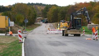 Bild: Hirsch
Die Vollsperre auf der Staatsstraße 2151 zwischen Sonnenried und Kemnath bei Fuhrn soll im Dezember wieder freigegeben werden.