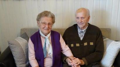 Bild: gi
Karl Mayer feiert mit Gattin Maria im Kreise seiner Lieben den 90. Geburtstag - coronabedingt im kleinen Rahmen.