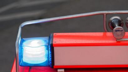 Symbolbild: Daniel Bockwoldt/dpa
Bei einem Brand in einem Mehrfamilienhaus in Bayreuth wurden drei Personen verletzt. Rund 60 Einsatzkräfte waren vor Ort.