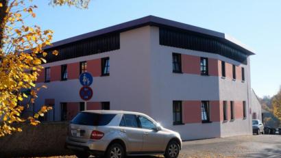 Bild: do
Die Bewohner der Gemeinschaftsunterkunft in Eschenbach stehen voraussichtlich noch bis zum 12. November unter Quarantäne. Sechs der sieben nachweislich mit Covid-19 Infizierten sowie ihre direkten Kontaktpersonen befinden sich derzeit in einer Quarantäne-Einrichtung in Regensburg.