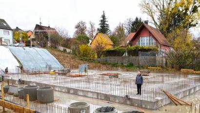 Bild: JOCHEN NEUMANN 
ERBENDORF
Bürgermeister Johannes Reger ist zufrieden. Die Baustelle für die Schulschwimmhalle ist im Soll.