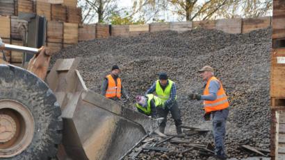 Bild: dob
Die Kartoffellandwirte müssen nun die Reste, die das Feuer übrig ließ, aussortieren und Kartoffeln und Holz voneinander trennen.