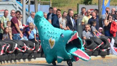 Bild: Kunz
Gretel – Das Krokodil des Jugendzentrums gerät beim Seifenkistenrennen 2019 fast ins Straucheln.